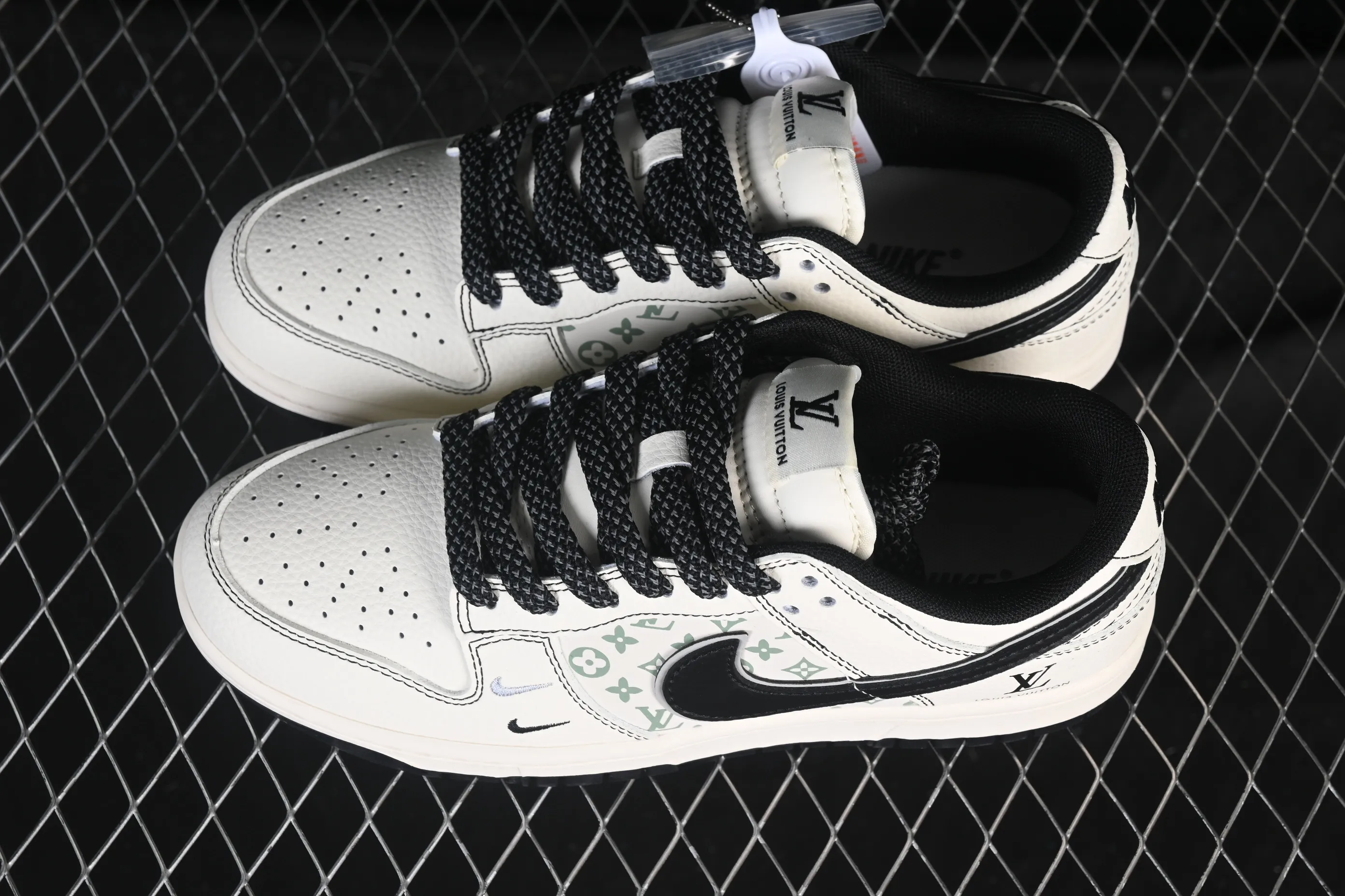 All categories Nk SB Dunk Series Nk SB Dunk Low High-end customized low-top sneakers Nike SB Dunk Low LV co-branded printed beige and black hook High-end customized low-top casual sneakers HH7518-095